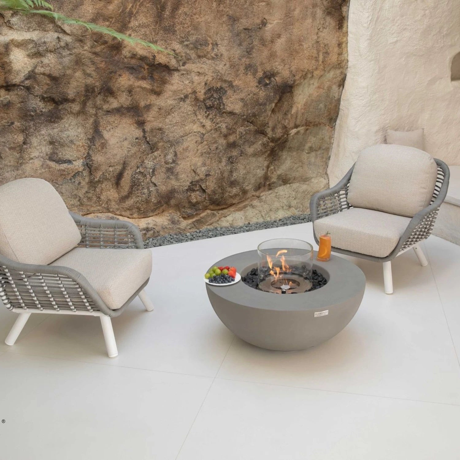 La table cheminée bioéthanol ROCA – gris espace, pour une ambiance raffinée et conviviale dans votre intérieur.