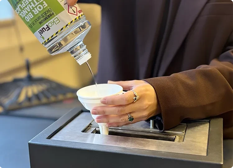 verser du bioéthanol avec un entonoir