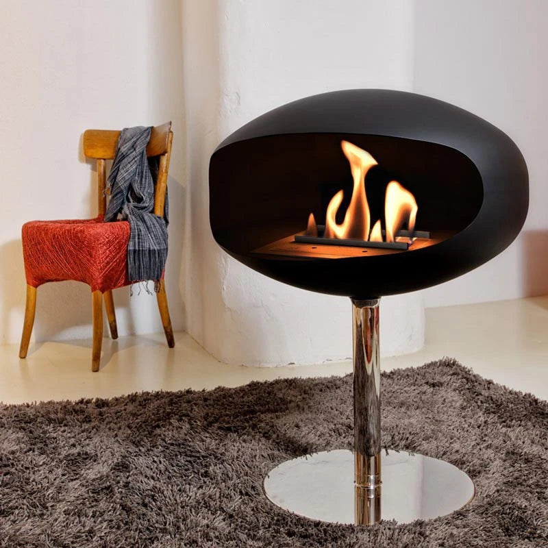 Laissez-vous envelopper par la chaleur du Cocoon Pedestal – finition noir mat et piètement en acier, une cheminée bioéthanol raffinée pour sublimer votre intérieur.