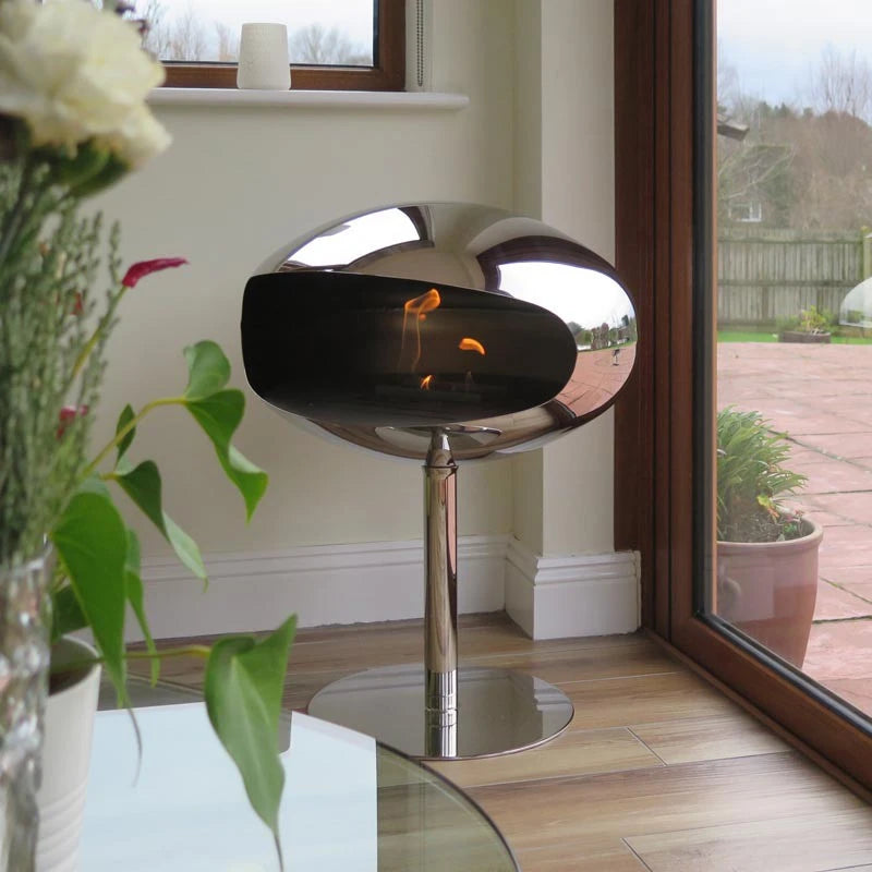 Imaginez la lueur chaleureuse du Cocoon Pedestal en acier poli, illuminant vos soirées avec élégance.