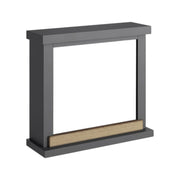 Le cadre de cheminée Hagen gris s’intègre harmonieusement à votre décoration, pour une atmosphère cosy et élégante.