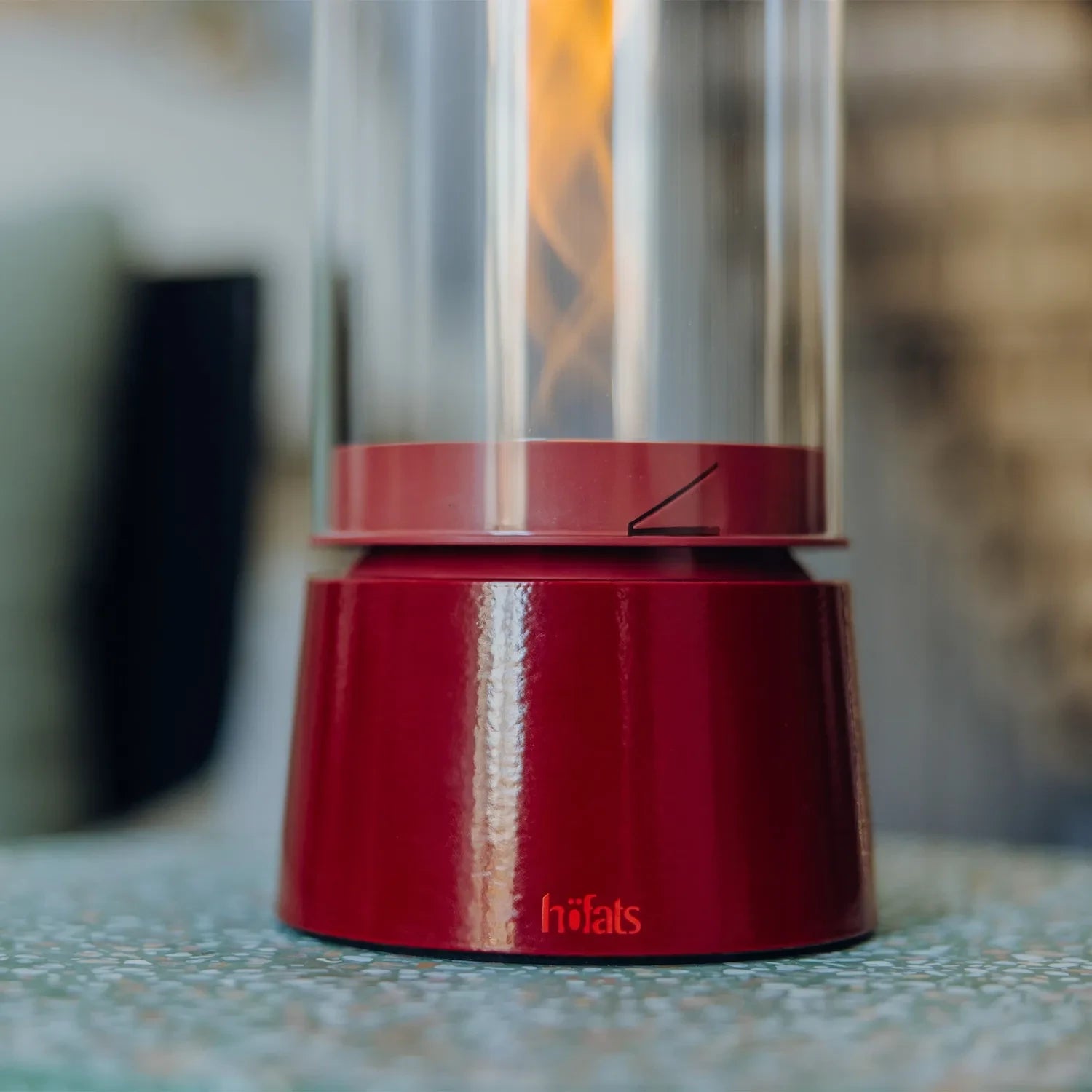 Höfats SPIN Air 1200 - Red tabletop bio fireplace with a tall cylindrical glass.