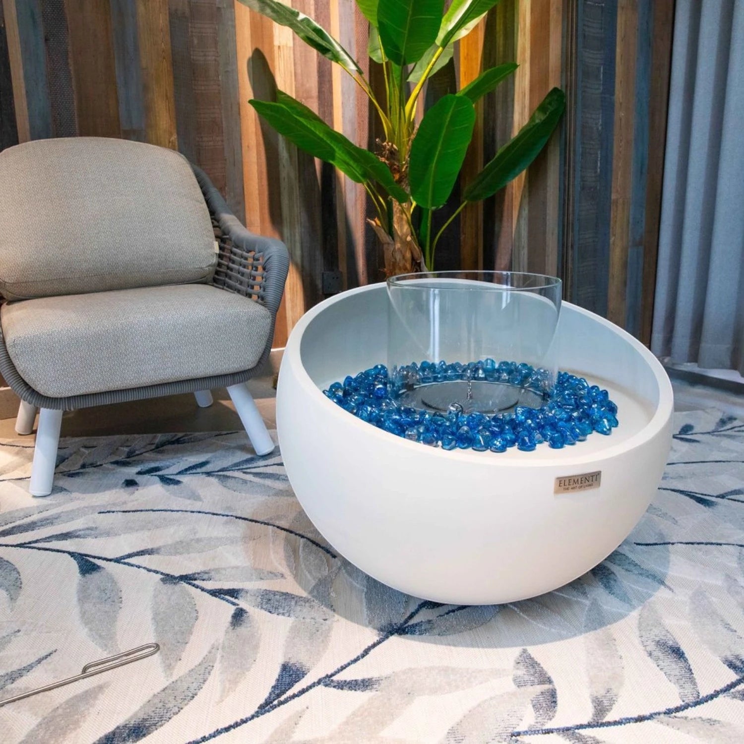 Le brasero bioéthanol FIRENZE crème blanche invite à la détente, enveloppant votre espace d’une lueur douce et naturelle.