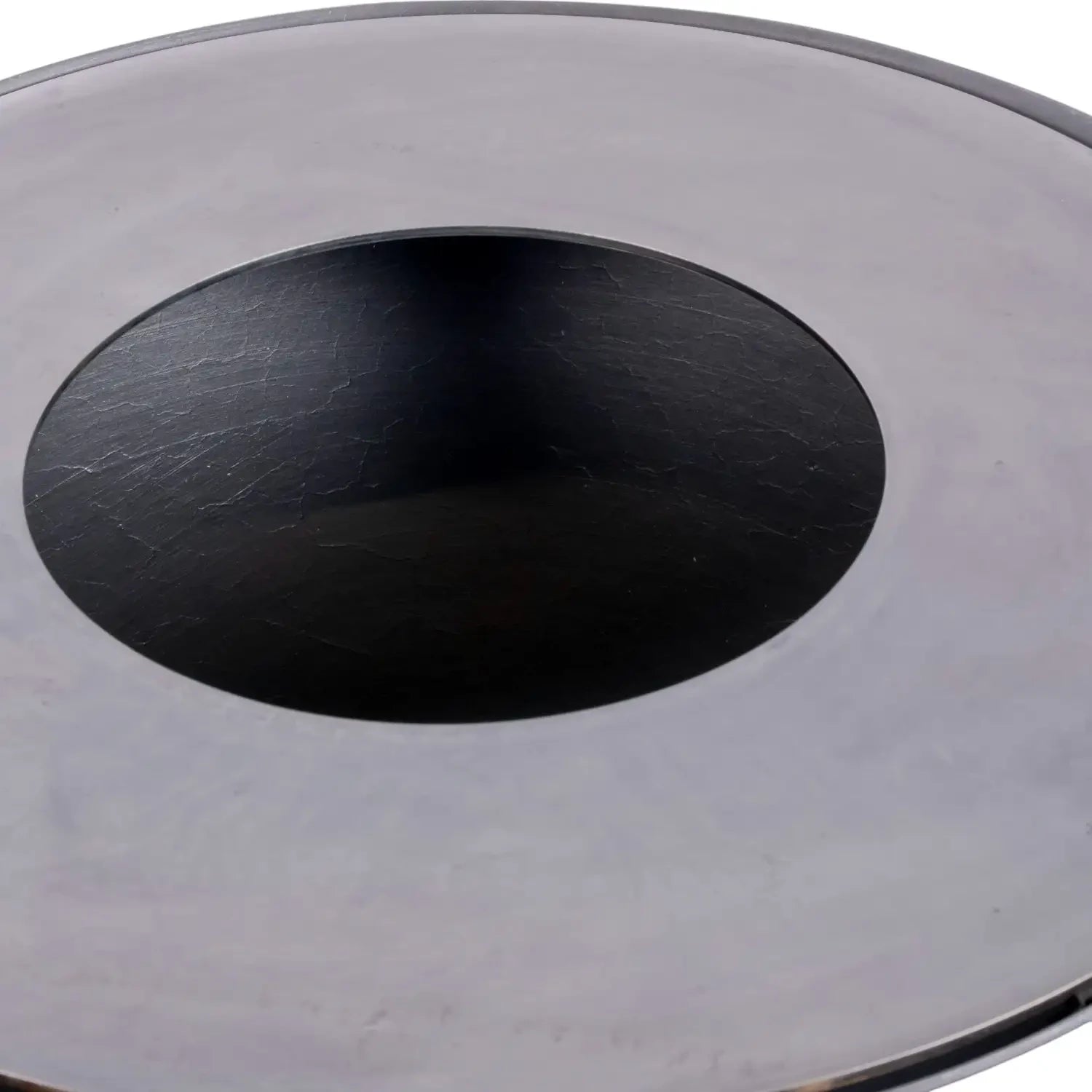 Imaginez une soirée conviviale autour de la table Onyx avec grill intégré, où la chaleur et les saveurs se partagent en toute élégance.