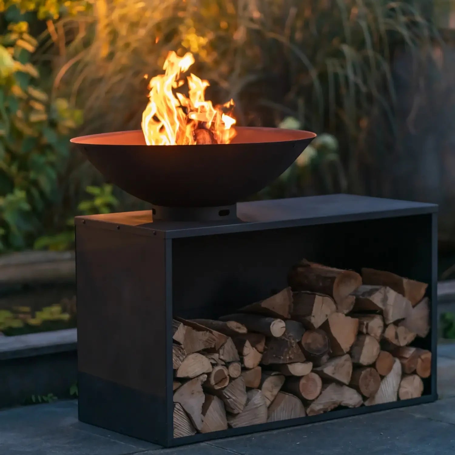 Imaginez une soirée conviviale autour de la table Onyx avec grill intégré, où la chaleur et les saveurs se partagent en toute élégance.