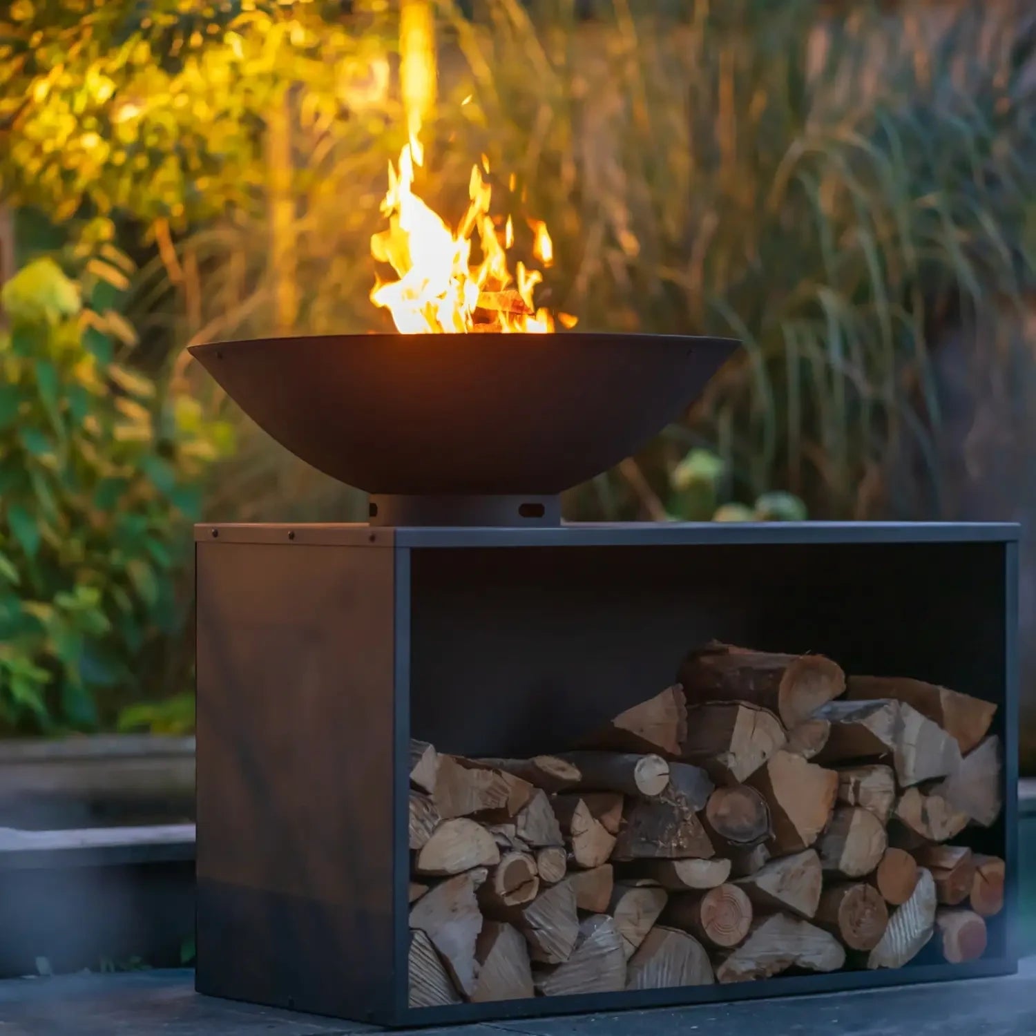 Imaginez une soirée conviviale autour de la table Onyx avec grill intégré, où la chaleur et les saveurs se partagent en toute élégance.
