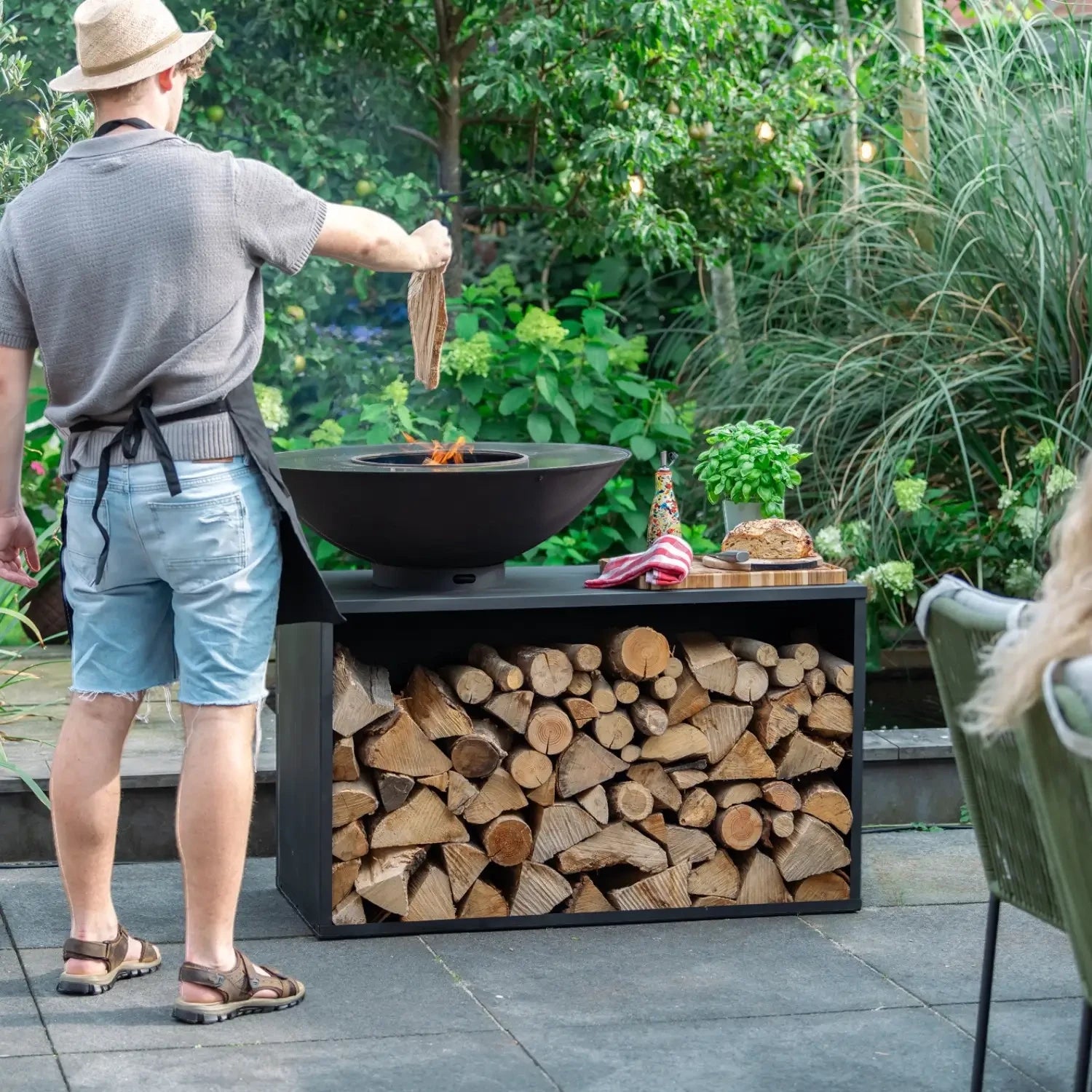 Imaginez une soirée conviviale autour de la table Onyx avec grill intégré, où la chaleur et les saveurs se partagent en toute élégance.
