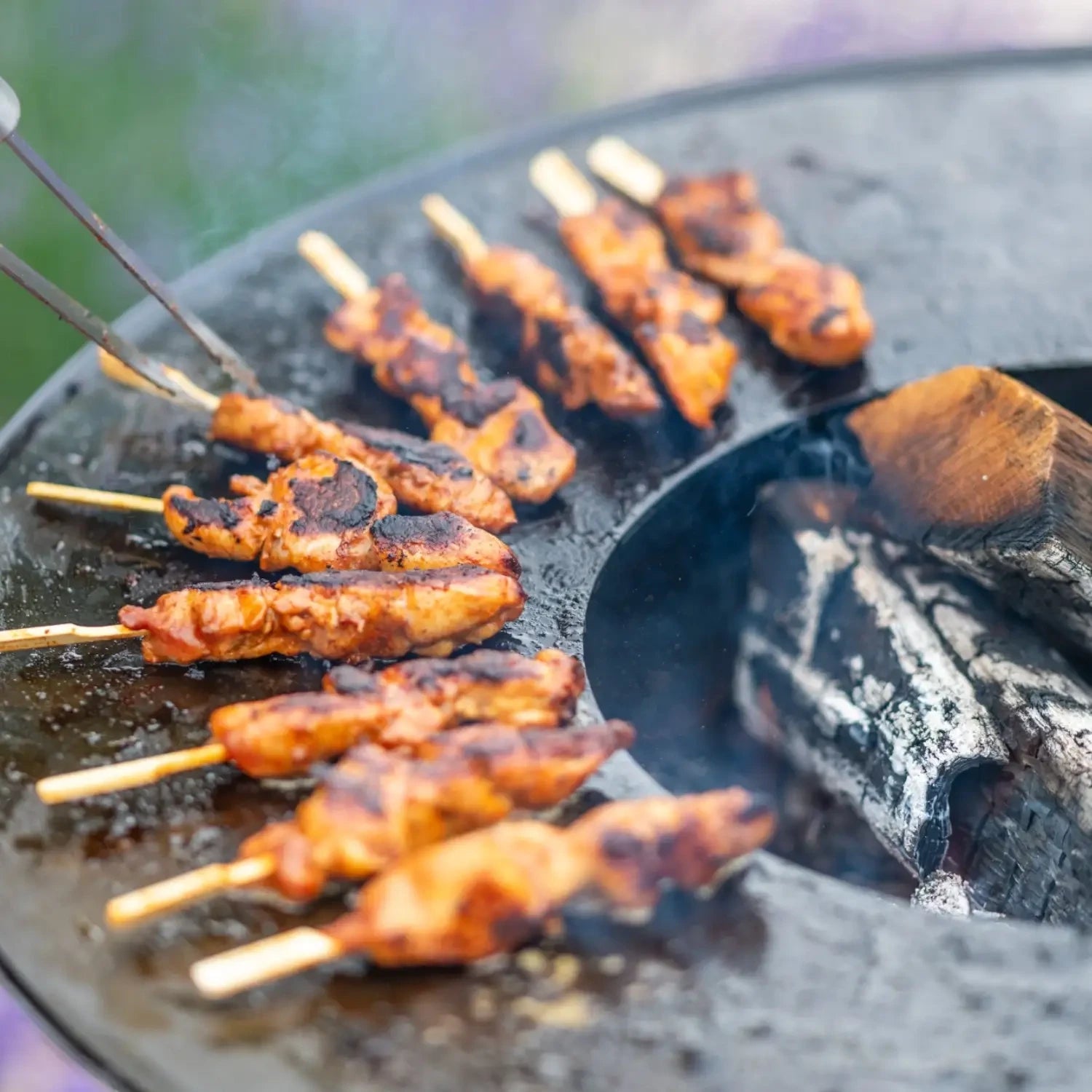 Imaginez une soirée conviviale autour de la table Onyx avec grill intégré, où la chaleur et les saveurs se partagent en toute élégance.