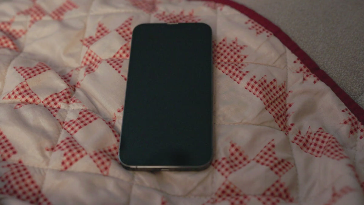 Charger la vidéo : Dans la douceur d’un intérieur contemporain, la cheminée électrique Helmi blanche diffuse une chaleur enveloppante et une lumière apaisante.