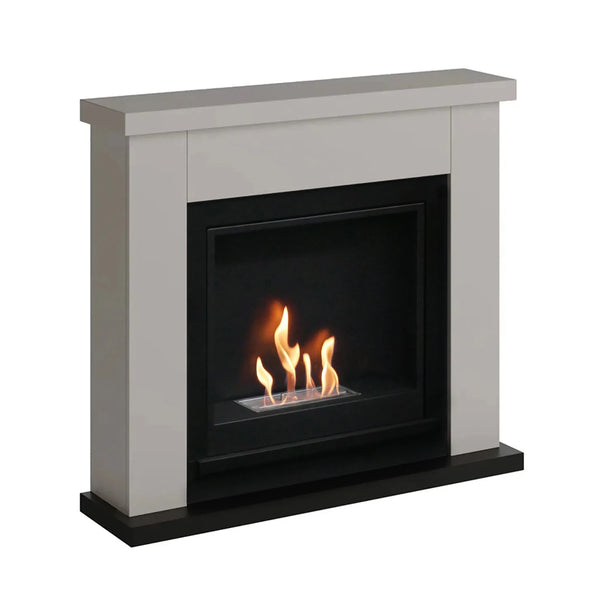 Imaginez la douce lueur de la cheminée bioéthanol Frode - Beige, enveloppant votre intérieur d’une chaleur élégante et apaisante.