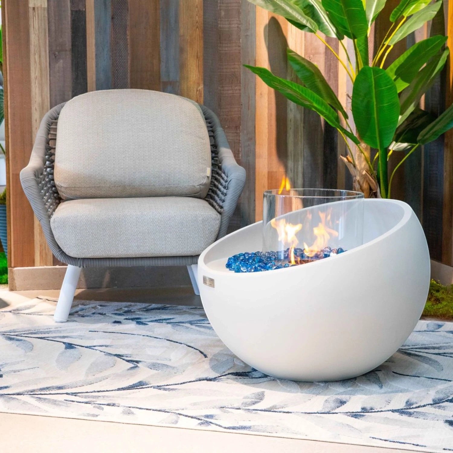 Le brasero bioéthanol FIRENZE crème blanche invite à la détente, enveloppant votre espace d’une lueur douce et naturelle.